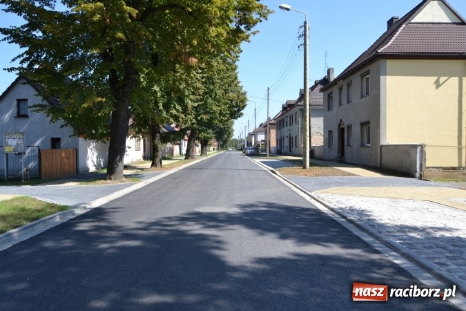 Zdjęcie w galerii na portalu naszraciborz.pl: Plac Warszawski i ulica Powstańców Śląskich w Chałupkach po przebudowie  wiadomości z regionu