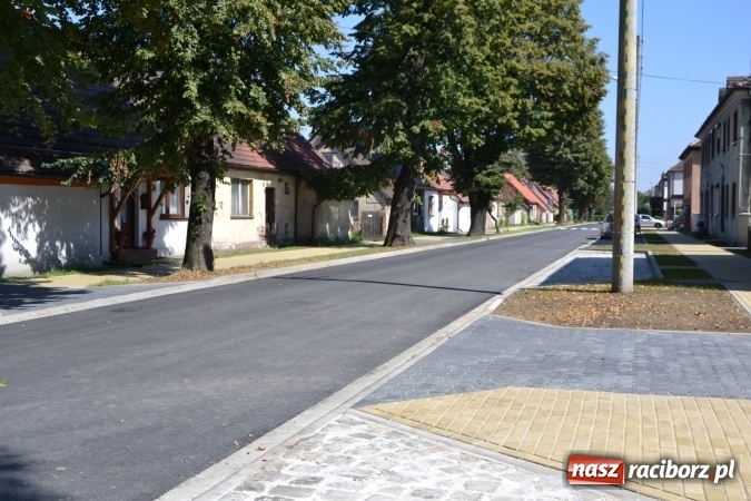 Zdjęcie w galerii na portalu naszraciborz.pl: Plac Warszawski i ulica Powstańców Śląskich w Chałupkach po przebudowie  wiadomości z regionu