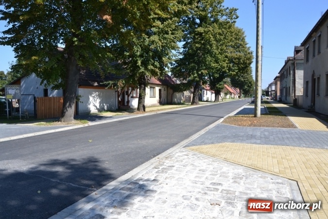 Zdjęcie w galerii na portalu naszraciborz.pl: Plac Warszawski i ulica Powstańców Śląskich w Chałupkach po przebudowie  wiadomości z regionu