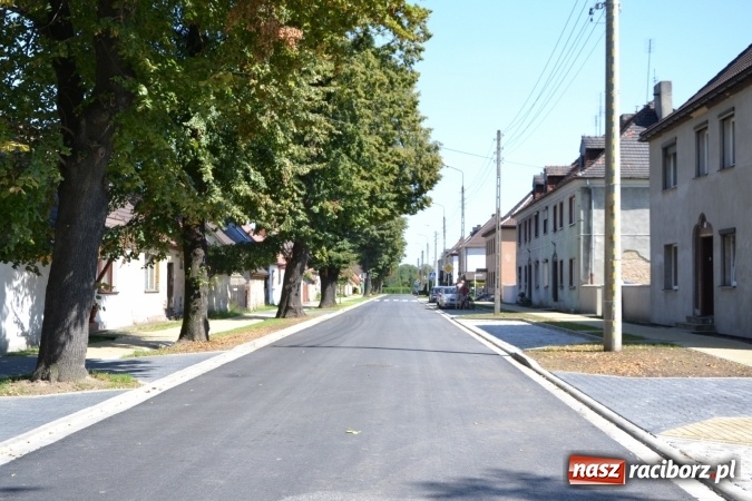 Zdjęcie w galerii na portalu naszraciborz.pl: Plac Warszawski i ulica Powstańców Śląskich w Chałupkach po przebudowie  wiadomości z regionu