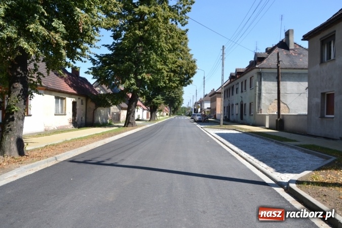 Zdjęcie w galerii na portalu naszraciborz.pl: Plac Warszawski i ulica Powstańców Śląskich w Chałupkach po przebudowie  wiadomości z regionu