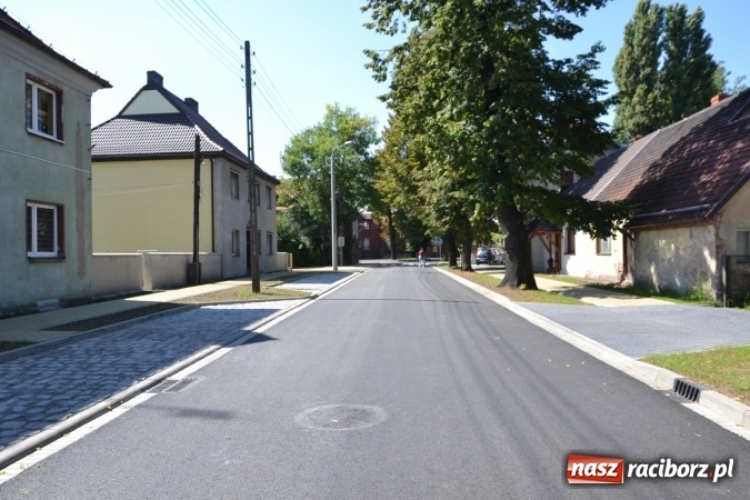 Zdjęcie w galerii na portalu naszraciborz.pl: Plac Warszawski i ulica Powstańców Śląskich w Chałupkach po przebudowie  wiadomości z regionu