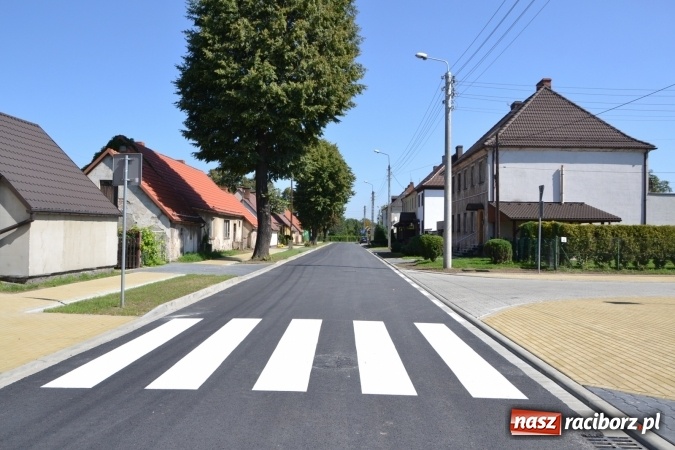 Zdjęcie w galerii na portalu naszraciborz.pl: Plac Warszawski i ulica Powstańców Śląskich w Chałupkach po przebudowie  wiadomości z regionu
