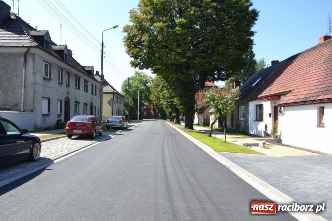 Zdjęcie w galerii na portalu naszraciborz.pl: Plac Warszawski i ulica Powstańców Śląskich w Chałupkach po przebudowie  wiadomości z regionu