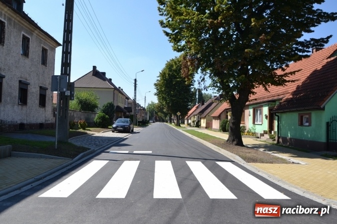 Zdjęcie w galerii na portalu naszraciborz.pl: Plac Warszawski i ulica Powstańców Śląskich w Chałupkach po przebudowie  wiadomości z regionu