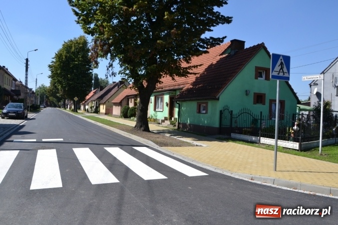 Zdjęcie w galerii na portalu naszraciborz.pl: Plac Warszawski i ulica Powstańców Śląskich w Chałupkach po przebudowie  wiadomości z regionu