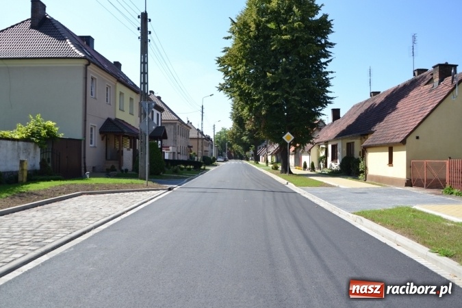 Zdjęcie w galerii na portalu naszraciborz.pl: Plac Warszawski i ulica Powstańców Śląskich w Chałupkach po przebudowie  wiadomości z regionu