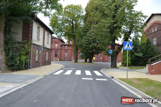 Zdjęcie w galerii na portalu naszraciborz.pl: Plac Warszawski i ulica Powstańców Śląskich w Chałupkach po przebudowie  wiadomości z regionu