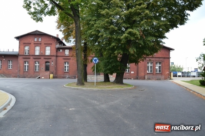 Zdjęcie w galerii na portalu naszraciborz.pl: Plac Warszawski i ulica Powstańców Śląskich w Chałupkach po przebudowie  wiadomości z regionu