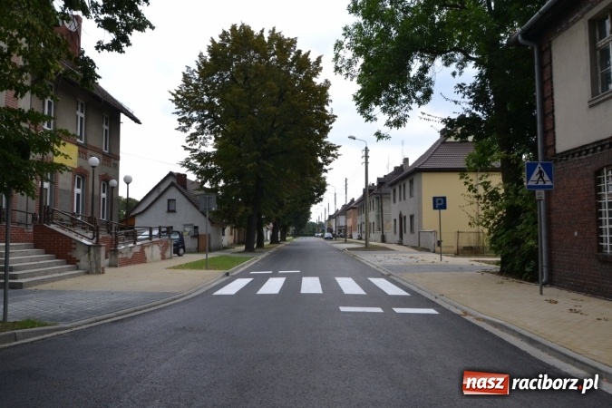 Zdjęcie w galerii na portalu naszraciborz.pl: Plac Warszawski i ulica Powstańców Śląskich w Chałupkach po przebudowie  wiadomości z regionu
