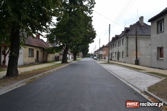 Zdjęcie w galerii na portalu naszraciborz.pl: Plac Warszawski i ulica Powstańców Śląskich w Chałupkach po przebudowie  wiadomości z regionu