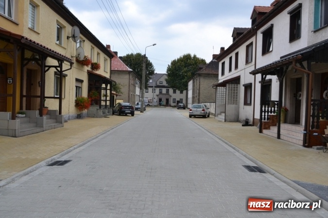 Zdjęcie w galerii na portalu naszraciborz.pl: Plac Warszawski i ulica Powstańców Śląskich w Chałupkach po przebudowie  wiadomości z regionu