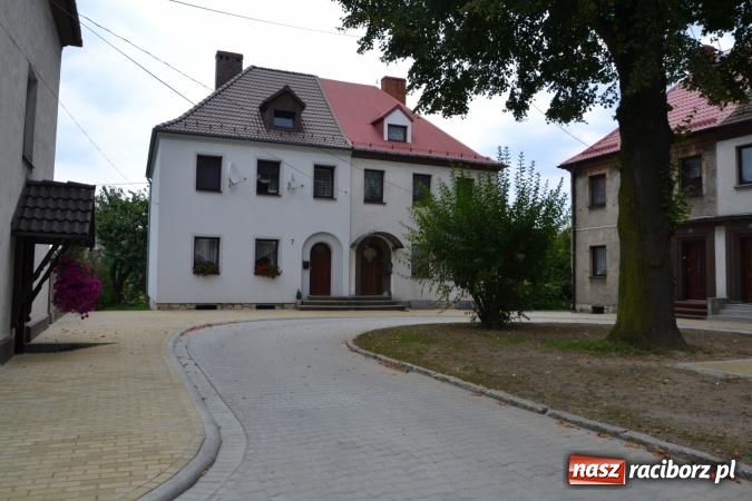 Zdjęcie w galerii na portalu naszraciborz.pl: Plac Warszawski i ulica Powstańców Śląskich w Chałupkach po przebudowie  wiadomości z regionu