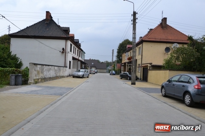 Zdjęcie w galerii na portalu naszraciborz.pl: Plac Warszawski i ulica Powstańców Śląskich w Chałupkach po przebudowie  wiadomości z regionu