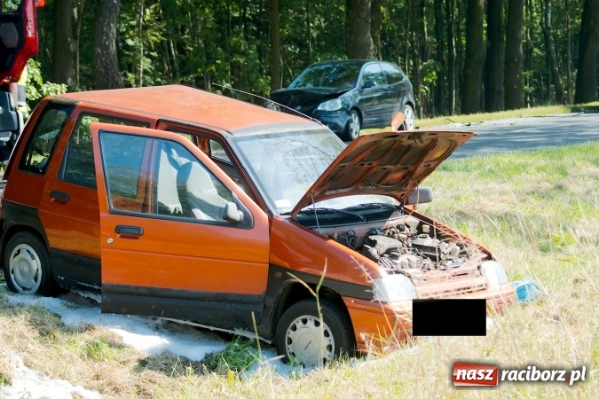 Zdjęcie w galerii na portalu naszraciborz.pl: DW 935. Zderzenie tico i polo na granicy Raciborza i Kornowaca wiadomości z regionu