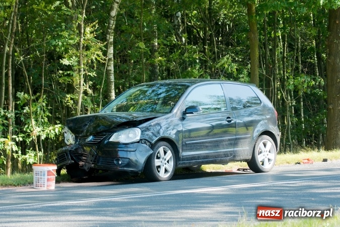 Zdjęcie w galerii na portalu naszraciborz.pl: DW 935. Zderzenie tico i polo na granicy Raciborza i Kornowaca wiadomości z regionu