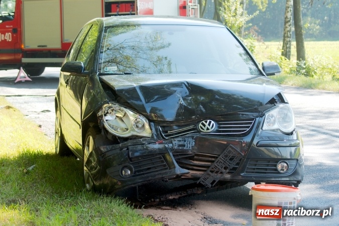 Zdjęcie w galerii na portalu naszraciborz.pl: DW 935. Zderzenie tico i polo na granicy Raciborza i Kornowaca wiadomości z regionu