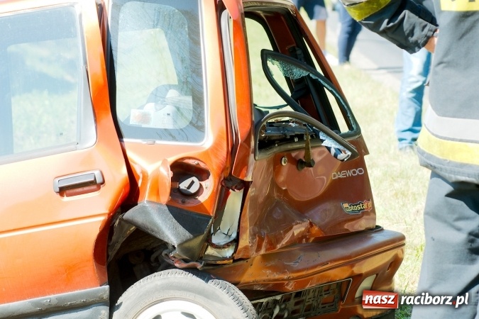 Zdjęcie w galerii na portalu naszraciborz.pl: DW 935. Zderzenie tico i polo na granicy Raciborza i Kornowaca wiadomości z regionu