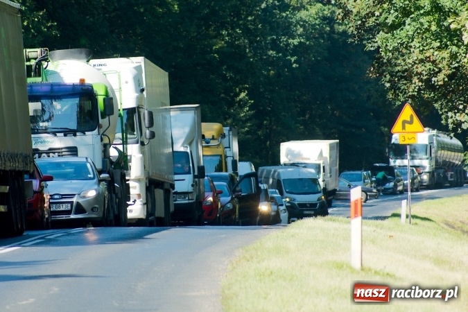 Zdjęcie w galerii na portalu naszraciborz.pl: DW 935. Zderzenie tico i polo na granicy Raciborza i Kornowaca wiadomości z regionu