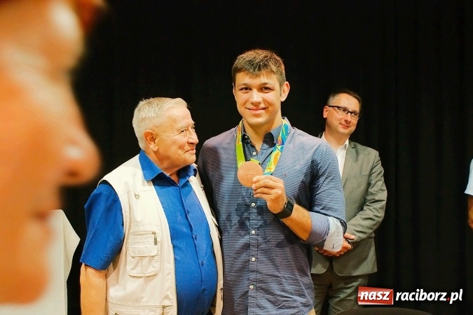 Zdjęcie w galerii na portalu naszraciborz.pl: Denis Kudla nie zapomina o rodzinnym mieście. Brązowy medalista IO w Rio spotkał się z fanami w RCK wiadomości z regionu