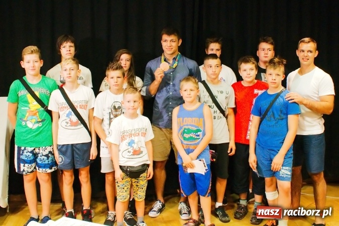 Zdjęcie w galerii na portalu naszraciborz.pl: Denis Kudla nie zapomina o rodzinnym mieście. Brązowy medalista IO w Rio spotkał się z fanami w RCK wiadomości z regionu