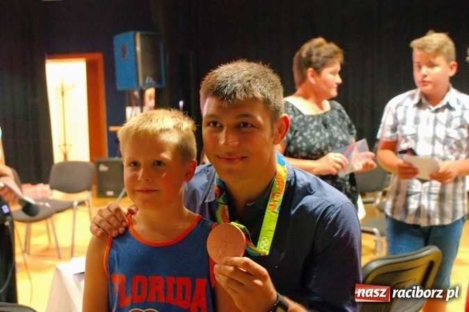 Zdjęcie w galerii na portalu naszraciborz.pl: Denis Kudla nie zapomina o rodzinnym mieście. Brązowy medalista IO w Rio spotkał się z fanami w RCK wiadomości z regionu