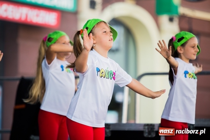 Zdjęcie w galerii na portalu naszraciborz.pl: Pożegnanie lata z MDK na raciborskim rynku wiadomości z regionu