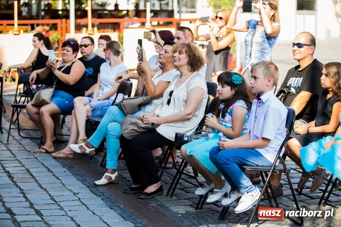 Zdjęcie w galerii na portalu naszraciborz.pl: Pożegnanie lata z MDK na raciborskim rynku wiadomości z regionu