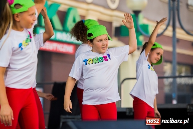 Zdjęcie w galerii na portalu naszraciborz.pl: Pożegnanie lata z MDK na raciborskim rynku wiadomości z regionu