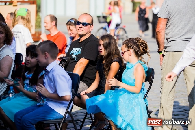Zdjęcie w galerii na portalu naszraciborz.pl: Pożegnanie lata z MDK na raciborskim rynku wiadomości z regionu