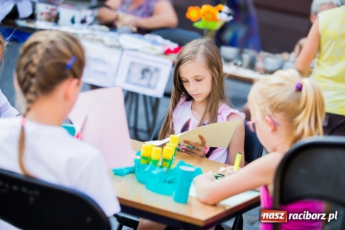 Zdjęcie w galerii na portalu naszraciborz.pl: Pożegnanie lata z MDK na raciborskim rynku wiadomości z regionu