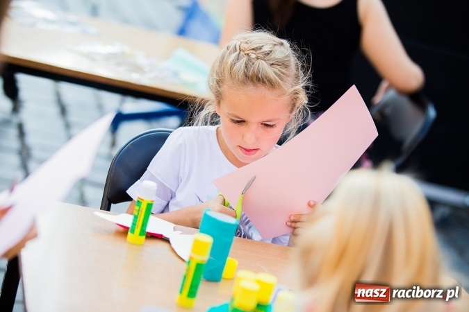 Zdjęcie w galerii na portalu naszraciborz.pl: Pożegnanie lata z MDK na raciborskim rynku wiadomości z regionu