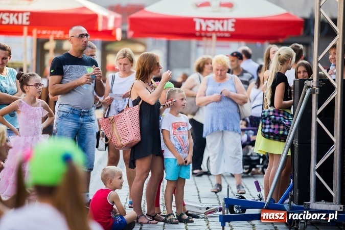 Zdjęcie w galerii na portalu naszraciborz.pl: Pożegnanie lata z MDK na raciborskim rynku wiadomości z regionu