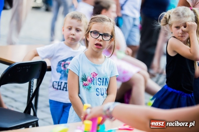 Zdjęcie w galerii na portalu naszraciborz.pl: Pożegnanie lata z MDK na raciborskim rynku wiadomości z regionu