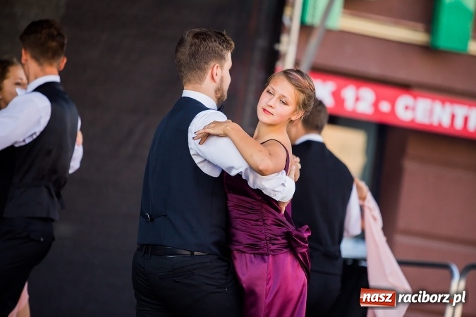 Zdjęcie w galerii na portalu naszraciborz.pl: Pożegnanie lata z MDK na raciborskim rynku wiadomości z regionu