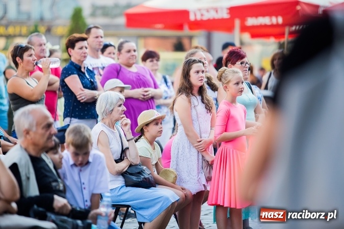 Zdjęcie w galerii na portalu naszraciborz.pl: Pożegnanie lata z MDK na raciborskim rynku wiadomości z regionu