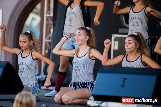 Zdjęcie w galerii na portalu naszraciborz.pl: Pożegnanie lata z MDK na raciborskim rynku wiadomości z regionu