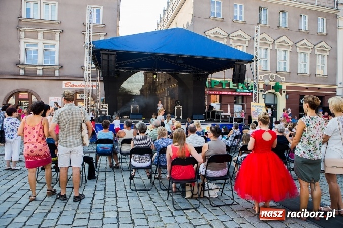 Zdjęcie w galerii na portalu naszraciborz.pl: Pożegnanie lata z MDK na raciborskim rynku wiadomości z regionu
