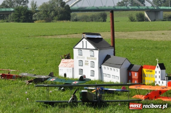 Zdjęcie w galerii na portalu naszraciborz.pl: Air Show nad Ulgą. Z planu filmowego Dywizjon 303 nad raciborskie niebo wiadomości z regionu
