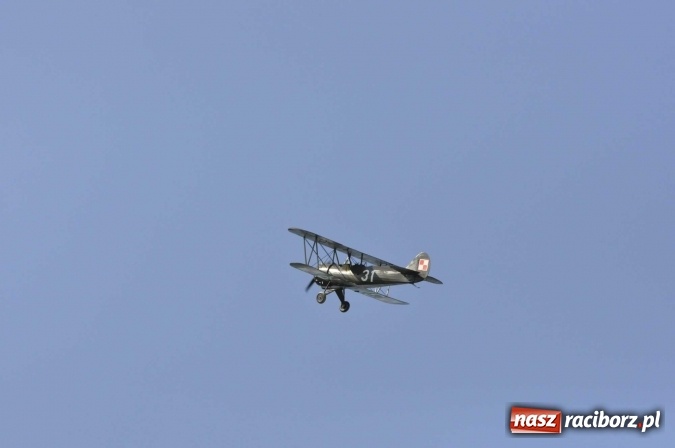Zdjęcie w galerii na portalu naszraciborz.pl: Air Show nad Ulgą. Z planu filmowego Dywizjon 303 nad raciborskie niebo wiadomości z regionu
