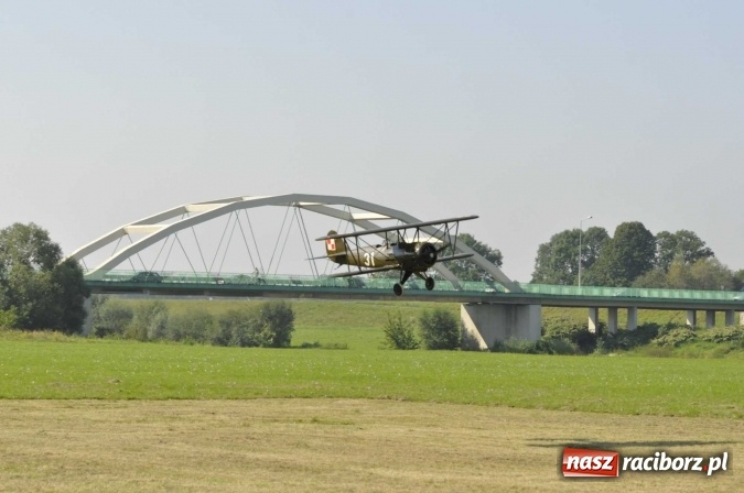 Zdjęcie w galerii na portalu naszraciborz.pl: Air Show nad Ulgą. Z planu filmowego Dywizjon 303 nad raciborskie niebo wiadomości z regionu