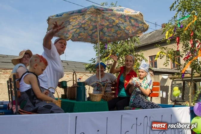 Zdjęcie w galerii na portalu naszraciborz.pl: Dożynki 2016. W Krzanowicach nie odpuścili i dożynki zrobili. W kolorowym korowodzie piękne dziewczęta i drogie maszyny wiadomości z regionu