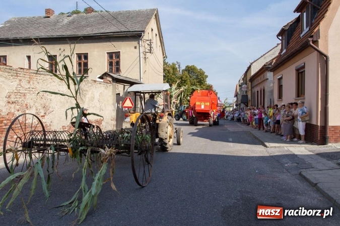 Zdjęcie w galerii na portalu naszraciborz.pl: Dożynki 2016. W Krzanowicach nie odpuścili i dożynki zrobili. W kolorowym korowodzie piękne dziewczęta i drogie maszyny wiadomości z regionu
