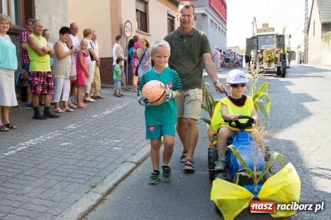 Zdjęcie w galerii na portalu naszraciborz.pl: Dożynki 2016. W Krzanowicach nie odpuścili i dożynki zrobili. W kolorowym korowodzie piękne dziewczęta i drogie maszyny wiadomości z regionu