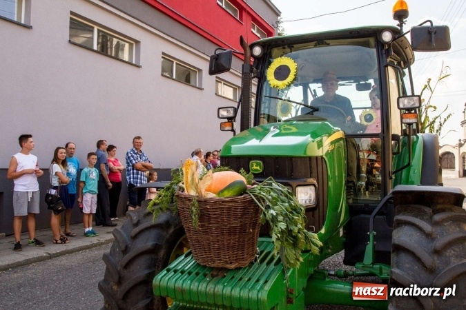 Zdjęcie w galerii na portalu naszraciborz.pl: Dożynki 2016. W Krzanowicach nie odpuścili i dożynki zrobili. W kolorowym korowodzie piękne dziewczęta i drogie maszyny wiadomości z regionu