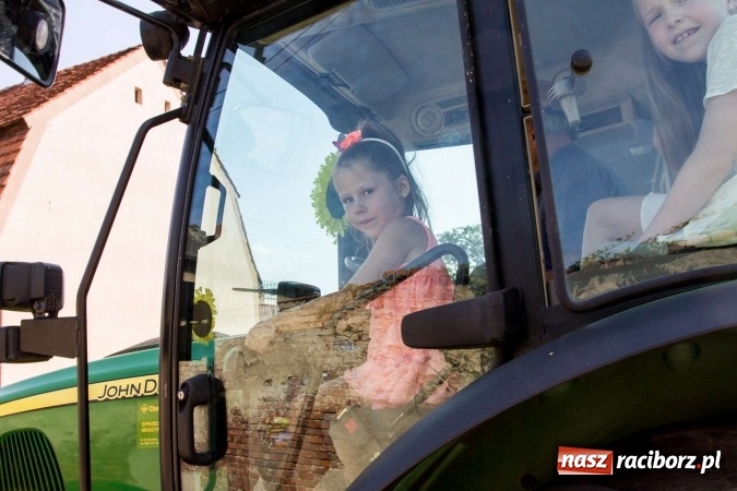 Zdjęcie w galerii na portalu naszraciborz.pl: Dożynki 2016. W Krzanowicach nie odpuścili i dożynki zrobili. W kolorowym korowodzie piękne dziewczęta i drogie maszyny wiadomości z regionu