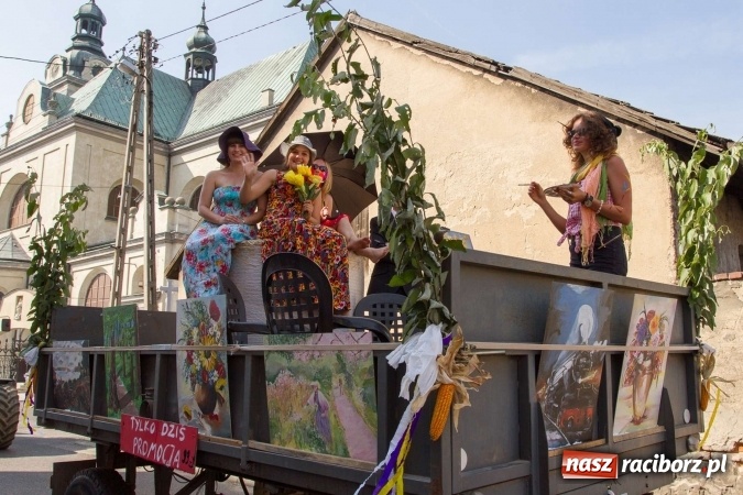 Zdjęcie w galerii na portalu naszraciborz.pl: Dożynki 2016. W Krzanowicach nie odpuścili i dożynki zrobili. W kolorowym korowodzie piękne dziewczęta i drogie maszyny wiadomości z regionu