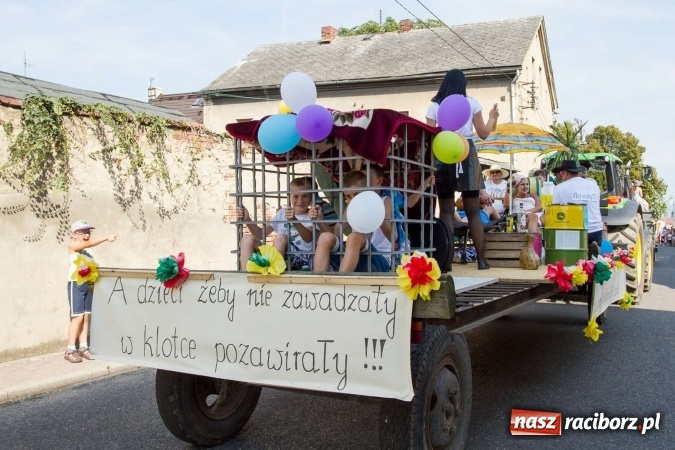 Zdjęcie w galerii na portalu naszraciborz.pl: Dożynki 2016. W Krzanowicach nie odpuścili i dożynki zrobili. W kolorowym korowodzie piękne dziewczęta i drogie maszyny wiadomości z regionu