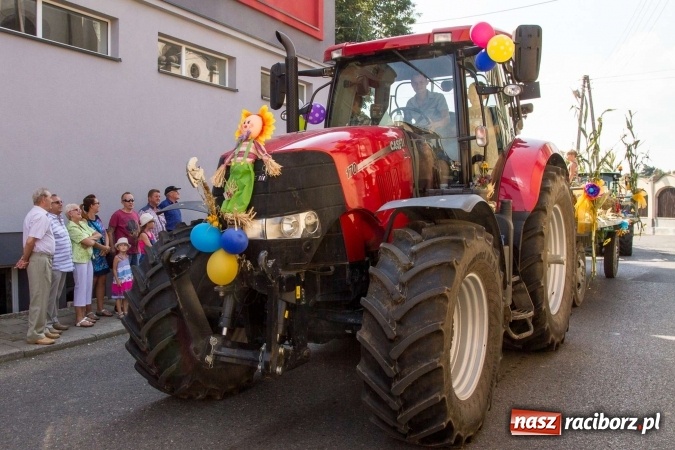 Zdjęcie w galerii na portalu naszraciborz.pl: Dożynki 2016. W Krzanowicach nie odpuścili i dożynki zrobili. W kolorowym korowodzie piękne dziewczęta i drogie maszyny wiadomości z regionu