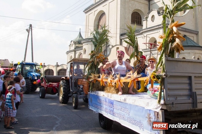 Zdjęcie w galerii na portalu naszraciborz.pl: Dożynki 2016. W Krzanowicach nie odpuścili i dożynki zrobili. W kolorowym korowodzie piękne dziewczęta i drogie maszyny wiadomości z regionu